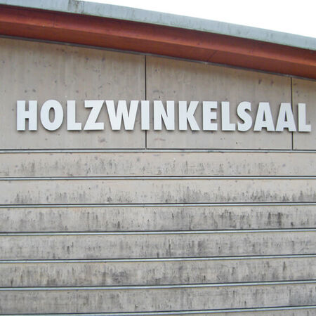 Profilbuchstaben und Wappen an Hausfassade. Produziert von ags-werbung aus Welden in Bayern.
