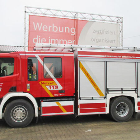 Nutzfahrzeug der Feuerwehr - Löschwagen teilfoliert. Produziert von ags-werbung aus Welden in Bayern.