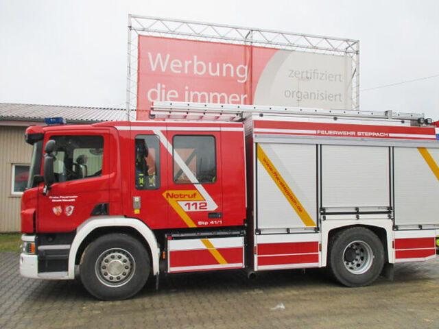 Nutzfahrzeug der Feuerwehr - Löschwagen teilfoliert. Produziert von ags-werbung aus Welden in Bayern.