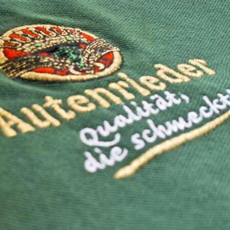 Werbetextilien - Stickerei am Poloshirt. Produziert von ags-werbung aus Welden in Bayern.